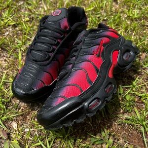 CLEAN Nike size 6.5 Womens Air Max Plus Red Black Running shoes